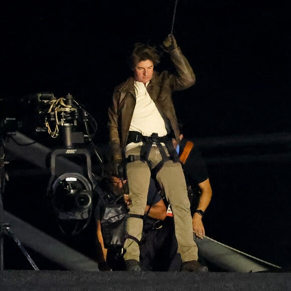 Tom Cruise, accroché à un fil, descend du toit du stade de France pour prendre le drapeau olympique des mains de l'athlète américaine, S.Biles, sous le regard de K.Bass, maire de Los Angeles, où se dérouleront les prochains jeux olympiques d'été en 2028 - Cérémonie de clôture des Jeux Olympiques de Paris 2024 au stade de France à Saint-Denis, le 11 août 2024. 270 artistes, 8200 athlètes et accompagnants issus de 205 délégations se succèdent dans le stade, devant 72.0000 spectateurs, avec la cycliste française P.Ferrand-Prévot et le joueur de rugby français, A.Dupont comme porte-drapeau pour la France. Comme pour la cérémonie d'ouverture, la direction artistique de cet événement est signée, T.Jolly. Au programme de cette soirée, cérémonie des médailles, discours et extinction de la flamme olympique, le show artistique baptisé « Records », les groupes Air et Phoenix pour la partie musicale tandis que l’acteur américain T.Cruise participe à cet événement. K.Bass, maire de Los Angeles, reçoit le drapeau olympique des mains de la maire de Paris, A.Hidalgo, quatre ans avant les prochains Jeux Olympiques d’été dans la cité des anges. © Jacovides-Perusseau / Bestimage  Closing ceremony of the Paris 2024 Olympic Games at the Stade de France in Saint-Denis, on August 11, 2024. 270 artists, 8,200 athletes and accompanying persons from 205 delegations took turn in the stadium, with French cyclist P. Ferrand-Prévot and French rugby player A. Dupont as flag bearers for France. As for the opening ceremony, the artistic direction of this event is signed by T. Jolly. On the program for this evening, medal ceremony, speeches and extinguishing of the Olympic flame, the artistic show called "Records", the groups Air and Phoenix for the musical part while the American actor T. Cruise participates in this event. K. Bass, mayor of Los Angeles, receives the Olympic flag from the hands of the mayor of Paris, A. Hidalgo, four years before the next Summer Olympic Games in the city of angels. 