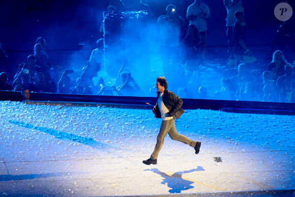 Tom Cruise, accroché à un fil, descend du toit du stade de France pour prendre le drapeau olympique des mains de l'athlète américaine, S.Biles, sous le regard de K.Bass, maire de Los Angeles, où se dérouleront les prochains jeux olympiques d'été en 2028 - Cérémonie de clôture des Jeux Olympiques de Paris 2024 au stade de France à Saint-Denis, le 11 août 2024. 270 artistes, 8200 athlètes et accompagnants issus de 205 délégations se succèdent dans le stade, devant 72.0000 spectateurs, avec la cycliste française P.Ferrand-Prévot et le joueur de rugby français, A.Dupont comme porte-drapeau pour la France. Comme pour la cérémonie d'ouverture, la direction artistique de cet événement est signée, T.Jolly. Au programme de cette soirée, cérémonie des médailles, discours et extinction de la flamme olympique, le show artistique baptisé " Records ", les groupes Air et Phoenix pour la partie musicale tandis que l'acteur américain T.Cruise participe à cet événement. K.Bass, maire de Los Angeles, reçoit le drapeau olympique des mains de la maire de Paris, A.Hidalgo, quatre ans avant les prochains Jeux Olympiques d'été dans la cité des anges. © Jacovides-Perusseau / Bestimage 