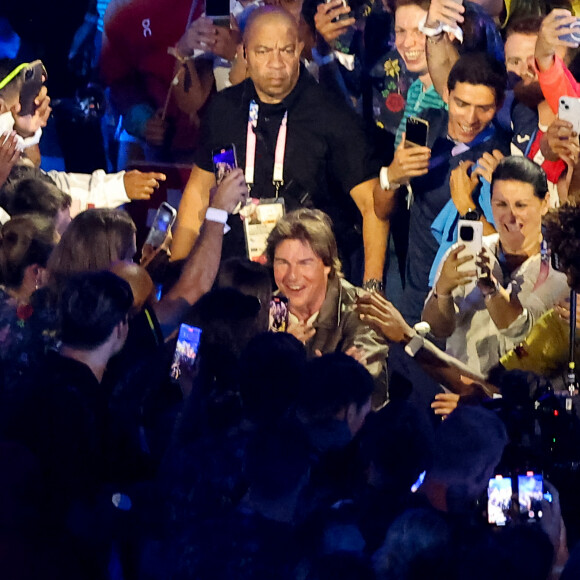 Tom Cruise, accroché à un fil, descend du toit du stade de France pour prendre le drapeau olympique des mains de l'athlète américaine, S.Biles, sous le regard de K.Bass, maire de Los Angeles, où se dérouleront les prochains jeux olympiques d'été en 2028 - Cérémonie de clôture des Jeux Olympiques de Paris 2024 au stade de France à Saint-Denis, le 11 août 2024. 270 artistes, 8200 athlètes et accompagnants issus de 205 délégations se succèdent dans le stade, devant 72.0000 spectateurs, avec la cycliste française P.Ferrand-Prévot et le joueur de rugby français, A.Dupont comme porte-drapeau pour la France. Comme pour la cérémonie d'ouverture, la direction artistique de cet événement est signée, T.Jolly. Au programme de cette soirée, cérémonie des médailles, discours et extinction de la flamme olympique, le show artistique baptisé " Records ", les groupes Air et Phoenix pour la partie musicale tandis que l'acteur américain T.Cruise participe à cet événement. K.Bass, maire de Los Angeles, reçoit le drapeau olympique des mains de la maire de Paris, A.Hidalgo, quatre ans avant les prochains Jeux Olympiques d'été dans la cité des anges. © Jacovides-Perusseau / Bestimage 