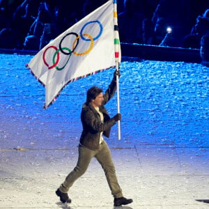 Tom Cruise, accroché à un fil, descend du toit du stade de France pour prendre le drapeau olympique des mains de l'athlète américaine, S.Biles, sous le regard de K.Bass, maire de Los Angeles, où se dérouleront les prochains jeux olympiques d'été en 2028 - Cérémonie de clôture des Jeux Olympiques de Paris 2024 au stade de France à Saint-Denis, le 11 août 2024. 270 artistes, 8200 athlètes et accompagnants issus de 205 délégations se succèdent dans le stade, devant 72.0000 spectateurs, avec la cycliste française P.Ferrand-Prévot et le joueur de rugby français, A.Dupont comme porte-drapeau pour la France. Comme pour la cérémonie d'ouverture, la direction artistique de cet événement est signée, T.Jolly. Au programme de cette soirée, cérémonie des médailles, discours et extinction de la flamme olympique, le show artistique baptisé " Records ", les groupes Air et Phoenix pour la partie musicale tandis que l'acteur américain T.Cruise participe à cet événement. K.Bass, maire de Los Angeles, reçoit le drapeau olympique des mains de la maire de Paris, A.Hidalgo, quatre ans avant les prochains Jeux Olympiques d'été dans la cité des anges. © Jacovides-Perusseau / Bestimage 