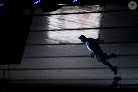 Tom Cruise, accroché à un fil, descend du toit du stade de France pour prendre le drapeau olympique des mains de l'athlète américaine, S.Biles, sous le regard de K.Bass, maire de Los Angeles, où se dérouleront les prochains jeux olympiques d'été en 2028 - Cérémonie de clôture des Jeux Olympiques de Paris 2024 au stade de France à Saint-Denis, le 11 août 2024. 270 artistes, 8200 athlètes et accompagnants issus de 205 délégations se succèdent dans le stade, devant 72.0000 spectateurs, avec la cycliste française P.Ferrand-Prévot et le joueur de rugby français, A.Dupont comme porte-drapeau pour la France. Comme pour la cérémonie d'ouverture, la direction artistique de cet événement est signée, T.Jolly. Au programme de cette soirée, cérémonie des médailles, discours et extinction de la flamme olympique, le show artistique baptisé " Records ", les groupes Air et Phoenix pour la partie musicale tandis que l'acteur américain T.Cruise participe à cet événement. K.Bass, maire de Los Angeles, reçoit le drapeau olympique des mains de la maire de Paris, A.Hidalgo, quatre ans avant les prochains Jeux Olympiques d'été dans la cité des anges. © Jacovides-Perusseau / Bestimage