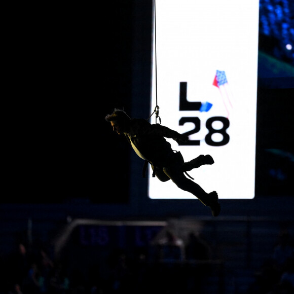 Tom Cruise, accroché à un fil, descend du toit du stade de France pour prendre le drapeau olympique des mains de l'athlète américaine, S.Biles, sous le regard de K.Bass, maire de Los Angeles, où se dérouleront les prochains jeux olympiques d'été en 2028 - Cérémonie de clôture des Jeux Olympiques de Paris 2024 au stade de France à Saint-Denis, le 11 août 2024. 270 artistes, 8200 athlètes et accompagnants issus de 205 délégations se succèdent dans le stade, devant 72.0000 spectateurs, avec la cycliste française P.Ferrand-Prévot et le joueur de rugby français, A.Dupont comme porte-drapeau pour la France. Comme pour la cérémonie d'ouverture, la direction artistique de cet événement est signée, T.Jolly. Au programme de cette soirée, cérémonie des médailles, discours et extinction de la flamme olympique, le show artistique baptisé " Records ", les groupes Air et Phoenix pour la partie musicale tandis que l'acteur américain T.Cruise participe à cet événement. K.Bass, maire de Los Angeles, reçoit le drapeau olympique des mains de la maire de Paris, A.Hidalgo, quatre ans avant les prochains Jeux Olympiques d'été dans la cité des anges. © Jacovides-Perusseau / Bestimage