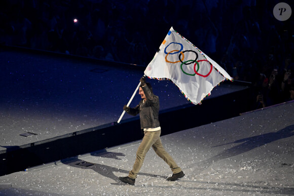 Tom Cruise, accroché à un fil, descend du toit du stade de France pour prendre le drapeau olympique des mains de l'athlète américaine, S.Biles, sous le regard de K.Bass, maire de Los Angeles, où se dérouleront les prochains jeux olympiques d'été en 2028 - Cérémonie de clôture des Jeux Olympiques de Paris 2024 au stade de France à Saint-Denis, le 11 août 2024. 270 artistes, 8200 athlètes et accompagnants issus de 205 délégations se succèdent dans le stade, devant 72.0000 spectateurs, avec la cycliste française P.Ferrand-Prévot et le joueur de rugby français, A.Dupont comme porte-drapeau pour la France. Comme pour la cérémonie d'ouverture, la direction artistique de cet événement est signée, T.Jolly. Au programme de cette soirée, cérémonie des médailles, discours et extinction de la flamme olympique, le show artistique baptisé " Records ", les groupes Air et Phoenix pour la partie musicale tandis que l'acteur américain T.Cruise participe à cet événement. K.Bass, maire de Los Angeles, reçoit le drapeau olympique des mains de la maire de Paris, A.Hidalgo, quatre ans avant les prochains Jeux Olympiques d'été dans la cité des anges. © Jacovides-Perusseau / Bestimage