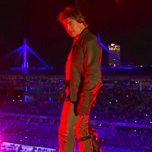 Tom Cruise lors du passage du drapeau olympique entre Paris et los Angeles - Cérémonie de Clôture des Jeux Olympiques de Paris (JO 2024) au Stade de France le 11 août 2024. © Capture France TV via Bestimage