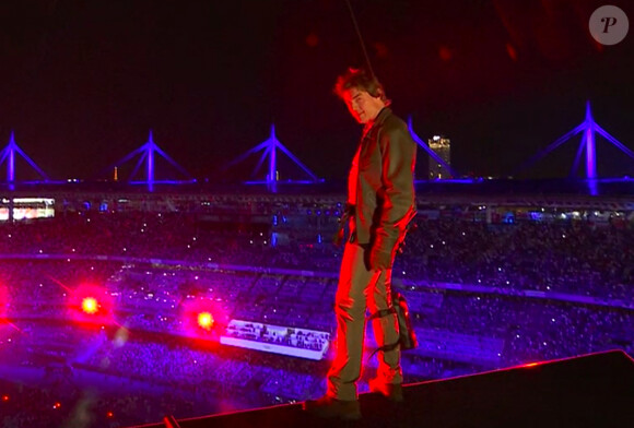 Tom Cruise lors du passage du drapeau olympique entre Paris et los Angeles - Cérémonie de Clôture des Jeux Olympiques de Paris (JO 2024) au Stade de France le 11 août 2024. © Capture France TV via Bestimage