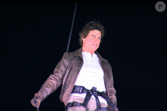 Tom Cruise lors du passage du drapeau olympique entre Paris et los Angeles - Cérémonie de Clôture des Jeux Olympiques de Paris (JO 2024) au Stade de France le 11 août 2024. © Capture France TV via Bestimage