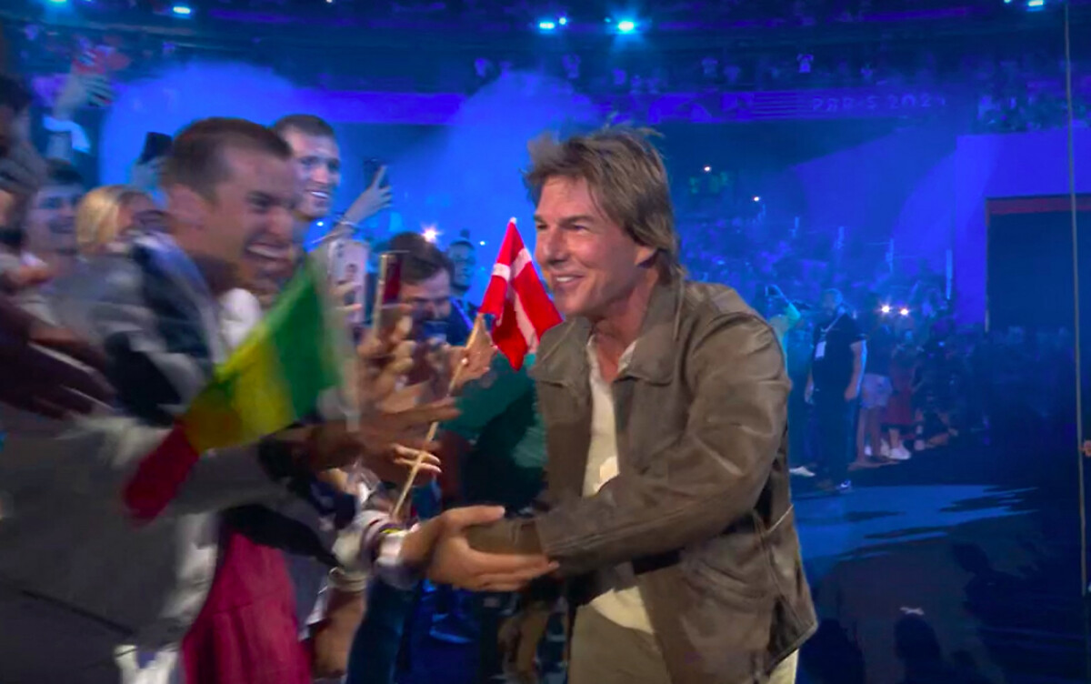 Photo Tom Cruise lors du passage du drapeau olympique entre Paris et