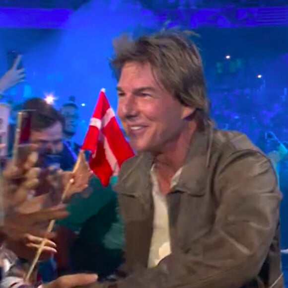 Tom Cruise lors du passage du drapeau olympique entre Paris et los Angeles - Cérémonie de Clôture des Jeux Olympiques de Paris (JO 2024) au Stade de France le 11 août 2024. © Capture France TV via Bestimage