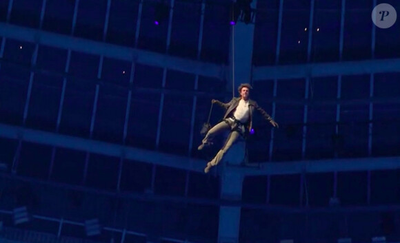 Tom Cruise lors du passage du drapeau olympique entre Paris et los Angeles - Cérémonie de Clôture des Jeux Olympiques de Paris (JO 2024) au Stade de France le 11 août 2024. © Capture France TV via Bestimage