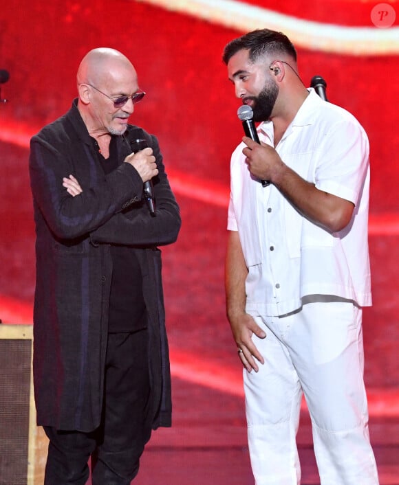 Florent Pagny et Kendji Girac lors de l'émission "La chanson de l'année" dans les Arènes de Nîmes, diffusée le 17 juin sur TF1