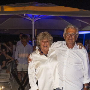 Exclusif - Clap de fin et gâteau du 40ème anniversaire du festival à la plage de Tahiti Beach, à la fin du spectacle "Adieu les Magnifiques" de Michel Boujenah au Théâtre de Verdure pour la clôture du 40ème Festival de Ramatuelle. Le 12 août 2024 © Cyril Bruneau / Festival de Ramatuelle / Bestimage 