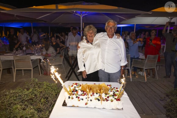 Exclusif - Clap de fin et gâteau du 40ème anniversaire du festival à la plage de Tahiti Beach, à la fin du spectacle "Adieu les Magnifiques" de Michel Boujenah au Théâtre de Verdure pour la clôture du 40ème Festival de Ramatuelle. Le 12 août 2024 © Cyril Bruneau / Festival de Ramatuelle / Bestimage 