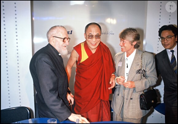 L'abbé Pierre rencontre le Dalai Lama dans un studio d'Europe 1