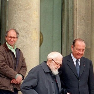 Avec la disparition de Lucie Coutaz et son statut médiatique, l'abbé Pierre a pu comettre de nombreuses agressions sexuelles
L'abbé Pierre et Jacques Chirac lors de la cérémonie qui adoubait le religieux comme Grand Officier de l'ordre de la Légion d'honneur au Palais de l'Élysée.