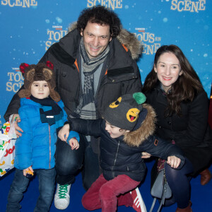 Mais il fait aujourd'hui en sorte de pouvoir rester proche de sa famille, notamment de ses fils
Le magicien Eric Antoine, sa femme Calista Sinclair-Antoine et leurs fils Ulysse et Raphaël - Avant-première du film "Tous en scène" au Grand Rex à Paris. © Cyril Moreau / Bestimage