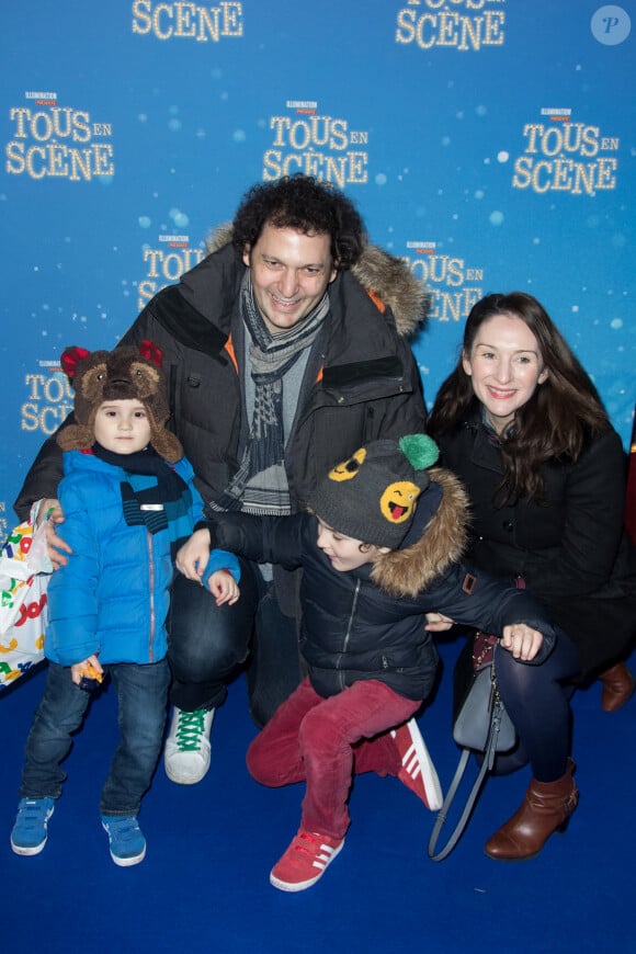 Mais il fait aujourd'hui en sorte de pouvoir rester proche de sa famille, notamment de ses fils
Le magicien Eric Antoine, sa femme Calista Sinclair-Antoine et leurs fils Ulysse et Raphaël - Avant-première du film "Tous en scène" au Grand Rex à Paris. © Cyril Moreau / Bestimage