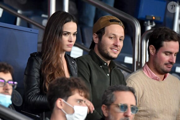 Vianney et Catherine Robert (enceinte) en tribunes du match de football en ligue 1 Uber Eats : Le PSG (Paris Saint-Germain) remporte la victoire 2-1 contre Lyon au Parc des Princes à Paris le 19 septembre 2021. Lionel Urman/Panoramic/Bestimage