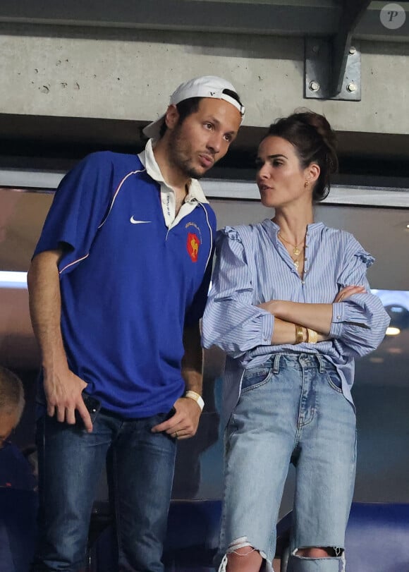 Le chanteur Vianney et sa femme Catherine Robert dans les tribunes lord du match d'ouverture de la Coupe du Monde de Rugby France 2023 au Stade de France à Saint-Denis le 8 septembre 2023