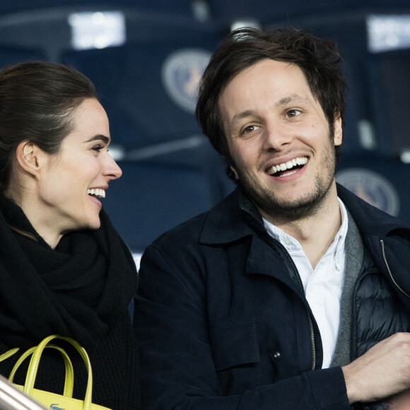 "Mon amour pour elle est infini", vient-il de déclarer.
Le chanteur Vianney et sa compagne Catherine Robert dans les tribunes du parc des prince à Paris, le 29 avril 2018