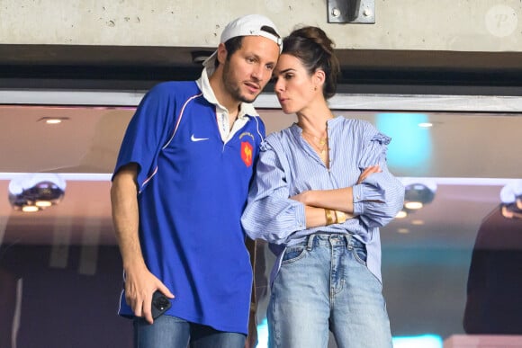 Intitulée "Beau-papa"
Vianney et son épouse Catherine Robert assistent au match de la Coupe du monde de rugby France 2023 entre la France et la Nouvelle-Zélande au Stade de France, le 8 septembre 2023. Laurent Zabulon/ABACAPRESS.COM