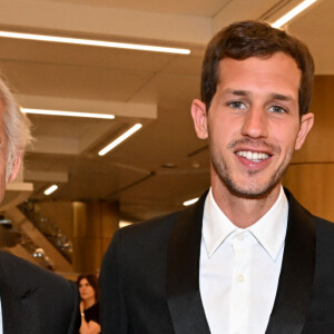 Luana Belmondo est partie avec eux en vacances sur l'île de Ré
Victor Belmondo, qui a reçu un Espoir Award, entouré par ses parents Paul et Luana durant la soirée de clôture du 20eme Monte Carlo Film Festival de la Comédie, au Grimaldi Forum à Monaco. Le 29 avril 2023. © Bruno Bebert / Bestimage