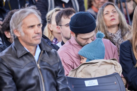 Paul Belmondo, Alessandro et son fils Vahé - Inauguration de "La promenade Jean-Paul Belmondo" au terre-plein central du pont de Bir-Hakeim, ouvrage public communal situé sous le viaduc du métro aérien, à Paris (15e, 16e) le 12 avril 2023. © Cyril Moreau/Bestimage 