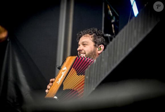 Un endroit simple sans strass ni paillettes pour le chanteur de 39 ans qui y trouve toute sa force et sa tranquillité. 
Claudio Capéo est en concert sur la scène du festival du Printemps de Pérouges au château de Saint Maurice de Remens le 29 juin 2024. © Sandrine Thesillat / Panoramic / Bestimage