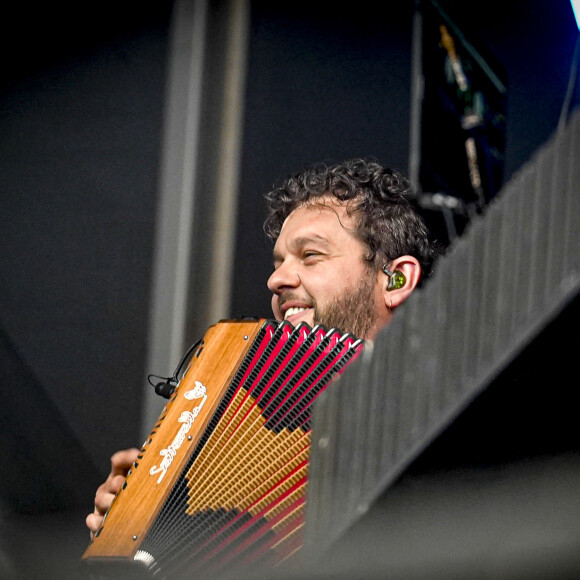 Un endroit simple sans strass ni paillettes pour le chanteur de 39 ans qui y trouve toute sa force et sa tranquillité. 
Claudio Capéo est en concert sur la scène du festival du Printemps de Pérouges au château de Saint Maurice de Remens le 29 juin 2024. © Sandrine Thesillat / Panoramic / Bestimage