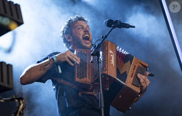 Installé dans une maison sans prétention où il se sent bien, Claudio Capéo pense rester toute sa vie en Alsace, une région très chère à son coeur.
Claudio Capéo est en concert sur la scène du festival du Printemps de Pérouges au château de Saint Maurice de Remens le 29 juin 2024. © Sandrine Thesillat / Panoramic / Bestimage