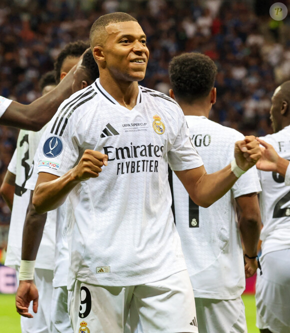 Depuis son arrivée Kylian Mbappé vendrait près de 7000 maillots à son nom par jour
 
Kylian Mbappé remporte sa première victoire avec le Real Madrid en finale de la Supercoupe de l'UEFA à Varsovie le 14 août 2024. © Fabio Sasso/ZUMA Press Wire / Bestimage