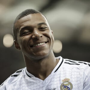 Le jour de la commercialisation de son maillot, le Real Madrid aurait engrangé 900 000 euros
 
Kylian Mbappé - Match de football "Real Madrid vs Atalanta" lors de la Supercoupe de l'UEFA. Le 14 août 2024 © Elyxandro CEGARRA / Panoramic / Bestimage