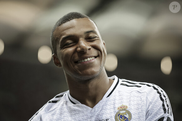 Le jour de la commercialisation de son maillot, le Real Madrid aurait engrangé 900 000 euros
 
Kylian Mbappé - Match de football "Real Madrid vs Atalanta" lors de la Supercoupe de l'UEFA. Le 14 août 2024 © Elyxandro CEGARRA / Panoramic / Bestimage