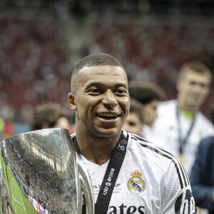 À peine arrivé, Kylian Mbappé bat déjà des records
 
Kylian Mbappé - Match de football "Real Madrid vs Atalanta" lors de la Supercoupe de l'UEFA. Le 14 août 2024 © Elyxandro CEGARRA / Panoramic / Bestimage