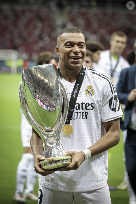 À peine arrivé, Kylian Mbappé bat déjà des records
 
Kylian Mbappé - Match de football "Real Madrid vs Atalanta" lors de la Supercoupe de l'UEFA. Le 14 août 2024 © Elyxandro CEGARRA / Panoramic / Bestimage