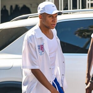 Exclusif - Kylian Mbappé et Ousmane Dembélé en vacances à la sortie du restaurant Il Pastaio à Beverly Hills le 27 juillet 2024