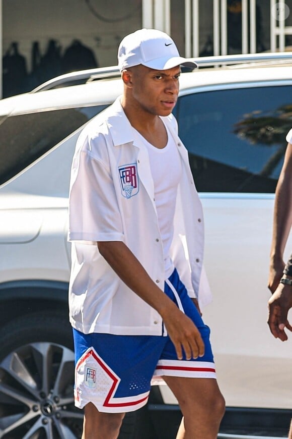 Exclusif - Kylian Mbappé et Ousmane Dembélé en vacances à la sortie du restaurant Il Pastaio à Beverly Hills le 27 juillet 2024