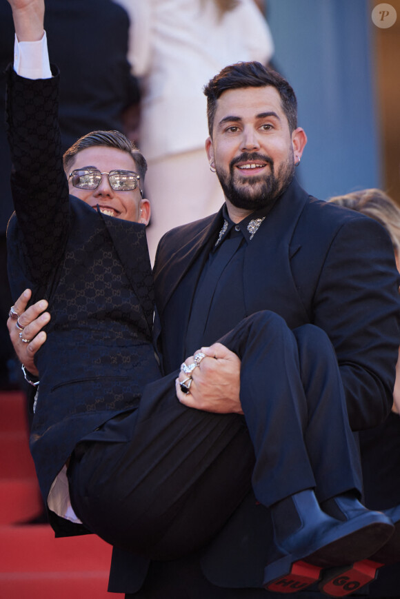 Artus et un des acteurs du film "Un p'tit truc en plus" - Montée des marches du film " Le comte de Monte-Cristo " lors du 77ème Festival International du Film de Cannes, au Palais des Festivals à Cannes. Le 22 mai 2024 © Jacovides-Moreau / Bestimage 