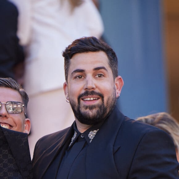 Artus et un des acteurs du film "Un p'tit truc en plus" - Montée des marches du film " Le comte de Monte-Cristo " lors du 77ème Festival International du Film de Cannes, au Palais des Festivals à Cannes. Le 22 mai 2024 © Jacovides-Moreau / Bestimage 