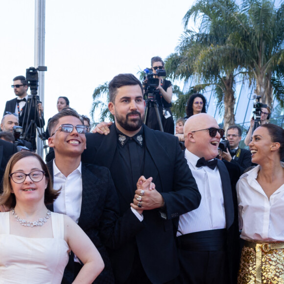 Clovis Cornillac, Artus, Alice Belaidi et l'équipe du film "Un p'tit truc en plus" - Montée des marches du film " Le comte de Monte-Cristo " lors du 77ème Festival International du Film de Cannes, au Palais des Festivals à Cannes. Le 22 mai 2024 © Olivier Borde / Bestimage 