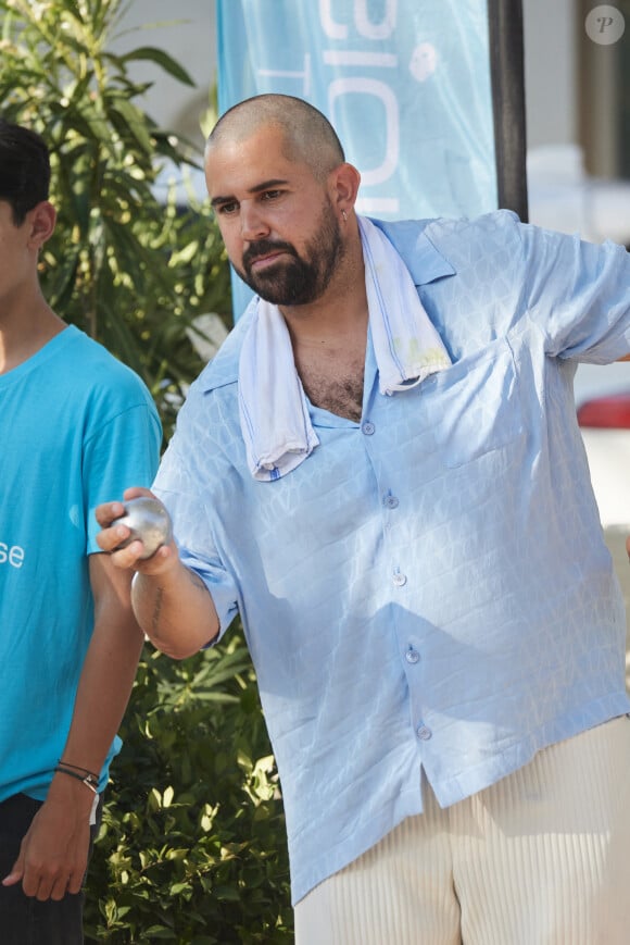 Artus, crâne rasé, à la Pétanque Turquoise sur la Place des Lices à Saint-Tropez, au profit de l'association "Soleil d'Enfance". Le 11 août 2024 