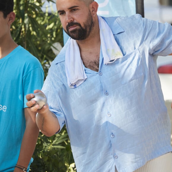 Artus, crâne rasé, à la Pétanque Turquoise sur la Place des Lices à Saint-Tropez, au profit de l'association "Soleil d'Enfance". Le 11 août 2024 