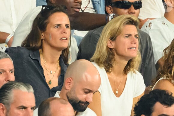 Laure Manaudou et Amélie Mauresmo assistent au match de la Coupe du monde de rugby France 2023 entre la France et la Nouvelle-Zélande au Stade de France le 08 septembre 2023 à Saint-Denis, en banlieue parisienne, France. Photo par Laurent Zabulon/ABACAPRESS.COM