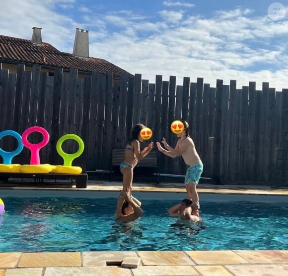 La tenniswoman a partagé sur Instagram une rare photo de ses enfants, Aaron et Ayla, jouant dans leur piscine.
La famille d'Amélie Mauresmo, le 16 août 2023. Crédit : Instagram.