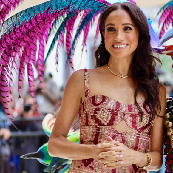 Lors de sa visite en Colombie, Meghan Markle portait une montre dorée Cartier.
Meghan, duchesse de Sussex, pose pour une photo avec un artiste habillé pour une pièce de théâtre lors de sa visite officielle à Bogota, en Colombie, le 15 août 2024. Photo fournie par : Darwin Torres/Vice-présidence colombienne/Long Visual Press/ABACAPRESS.COM