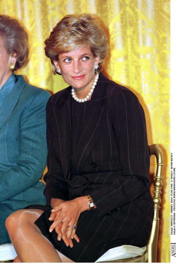 Lady Diana en 1995 avec sa montre Cartier au poignet. (Détail)