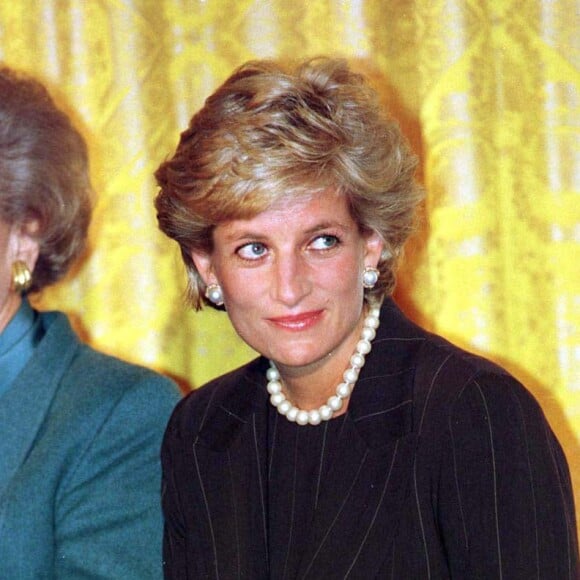 Lady Diana en 1995 avec sa montre Cartier au poignet. (Détail)