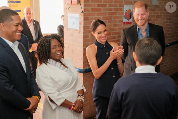 C'est un petit détail sur la tenue de Meghan Markle...
Bogota, COLOMBIE - Le prince Harry, duc de Sussex, Meghan Markle, duchesse de Sussex, lors d'une réunion avec la vice-présidente Francia Marquez et son partenaire Rafael Yerney Pinillo à Bogota, au premier jour de leur visite de quatre jours en Colombie - Photo de pool par Courtesy of the Vice President's Office for DPPA (Bureau de la vice-présidente pour le DPPA). Sur la photo : Prince Harry, Meghan Markle, Francia Márquez