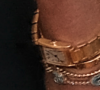 Mais les internautes fans de la famille royale l'ont tout de suite remarqué !
Meghan porte la même montre Cartier que Lady Diana, mais elle l'a accessoirisée en la mettant à l'envers, de sorte qu'on dirait de loin un bracelet.