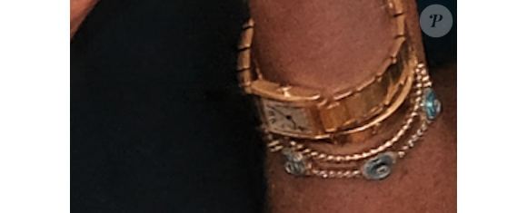 Mais les internautes fans de la famille royale l'ont tout de suite remarqué !
Meghan porte la même montre Cartier que Lady Diana, mais elle l'a accessoirisée en la mettant à l'envers, de sorte qu'on dirait de loin un bracelet.