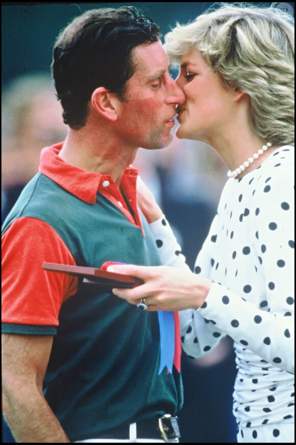 Charles et Diana s'embrassent sur un terrain de polo. Archive.